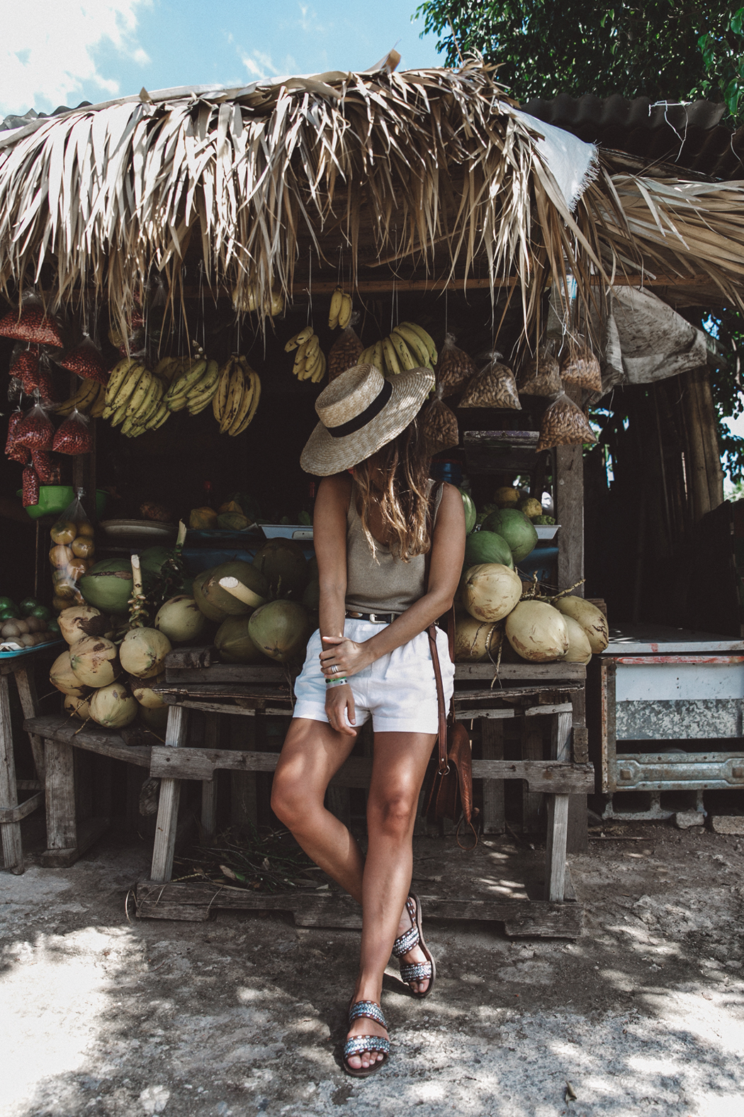 Jamaica-Collage_On_The_Road-Straw_Hat-Golden_Top-White_Shorts-Maje_Sandals-Fruits_Stands-Outfit-Summer_Look-Street_Style-5