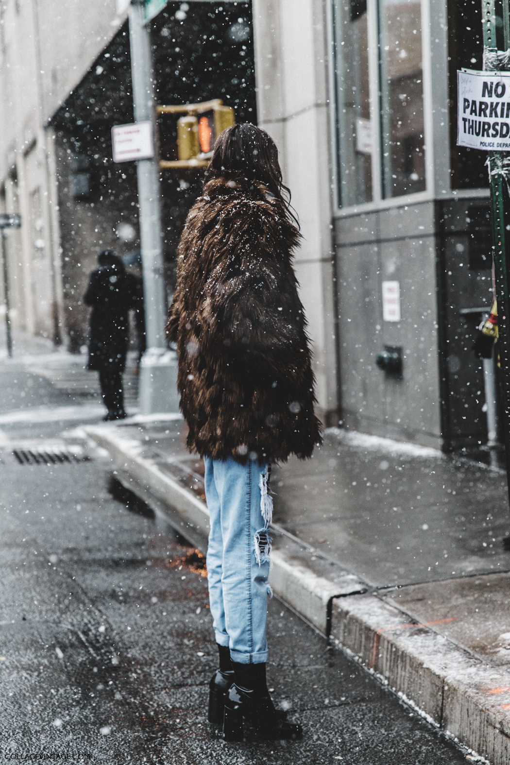 NYFW-New_York_Fashion_Week-Fall_Winter-17-Street_Style-Ripped_Jeans-Fur_Coat-