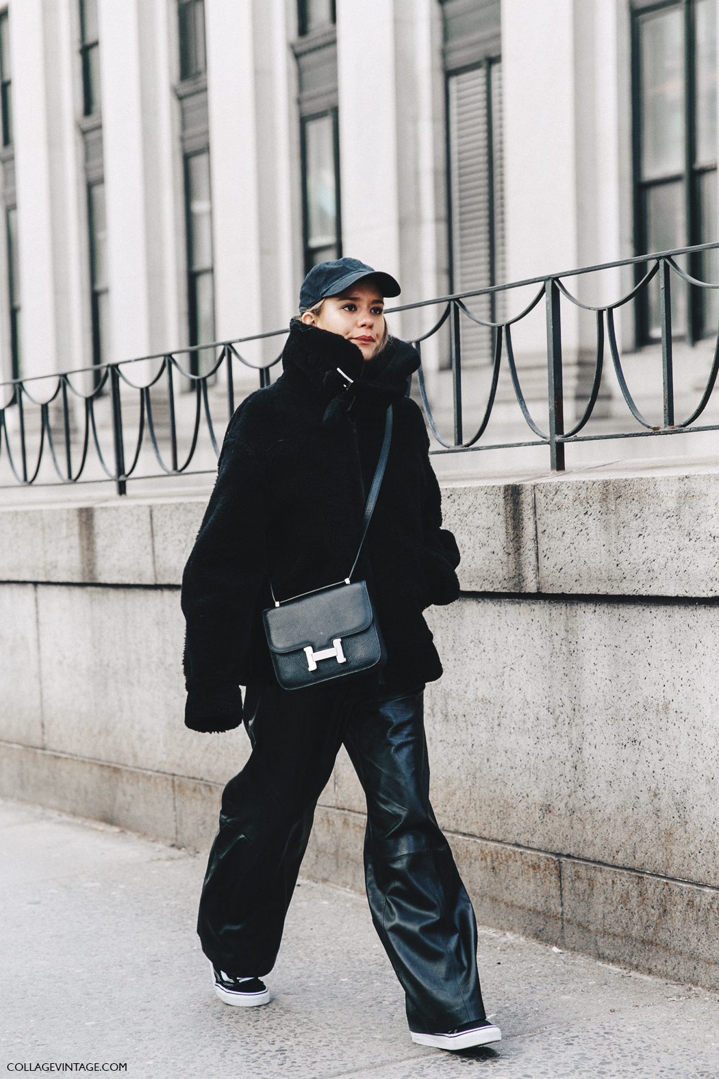 NYFW-New_York_Fashion_Week-Fall_Winter-17-Street_Style-Total_Black-Leather_Trousers-Fur_Jacket-Cap-Hermes_Bag.