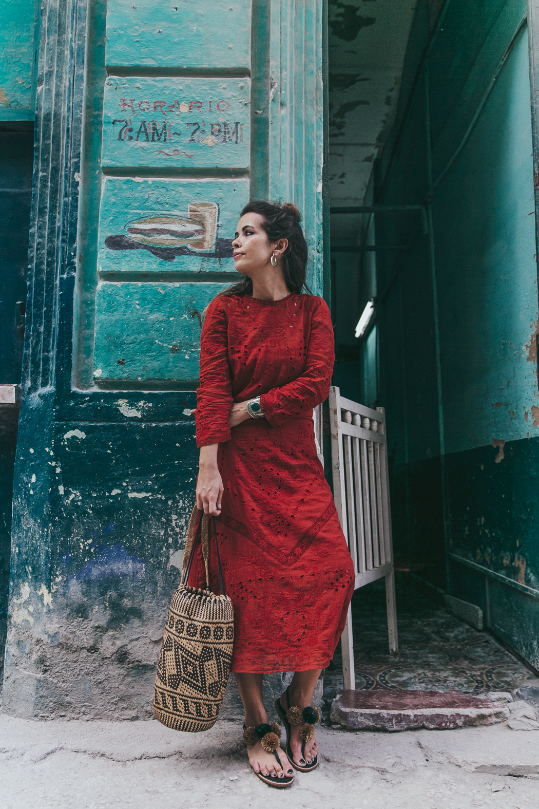 Cuba-La_Habana_Centro-Red_Dress-PomPom_Sandals-Backpack-Sreetstyle-Half_Knot_Hairstyle-Outfit-17