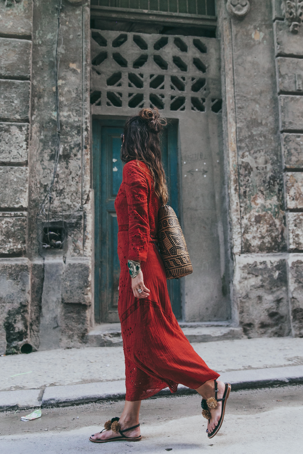 Cuba-La_Habana_Centro-Red_Dress-PomPom_Sandals-Backpack-Sreetstyle-Half_Knot_Hairstyle-Outfit-2