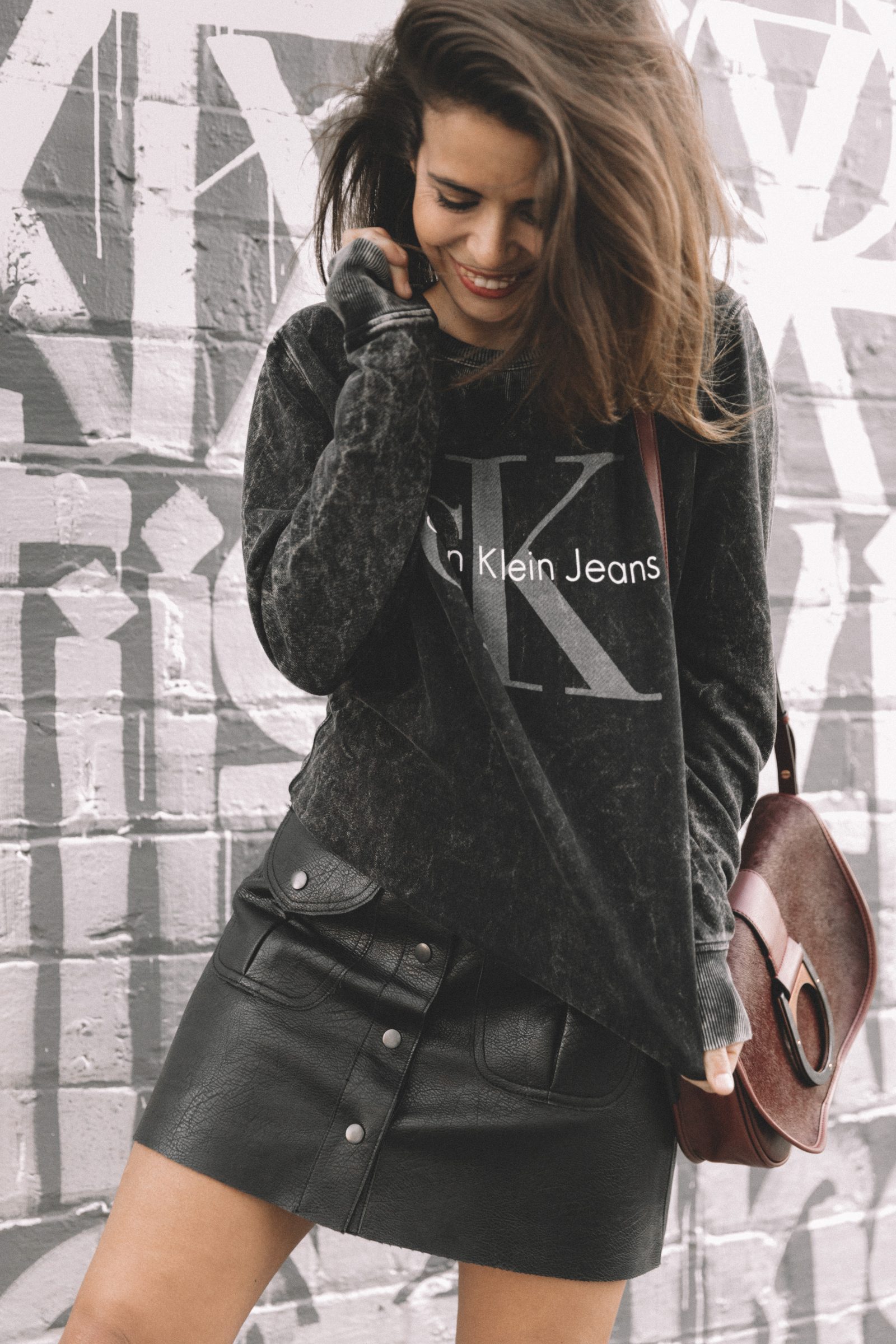 calvin_klein_bag-burgundy_bag-ck_sweatshirt-leather_shirt-total_black_outfit-street_style-los_angeles-collage_vintage-39