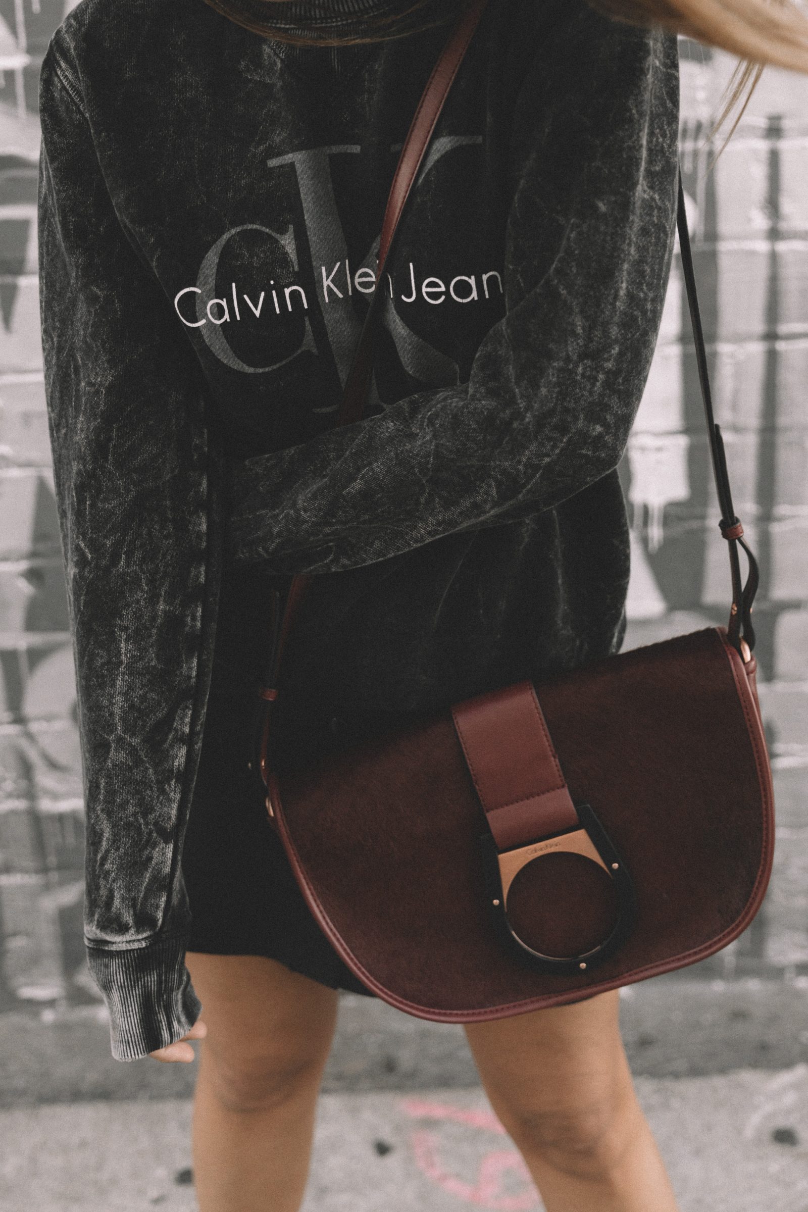 calvin_klein_bag-burgundy_bag-ck_sweatshirt-leather_shirt-total_black_outfit-street_style-los_angeles-collage_vintage-47