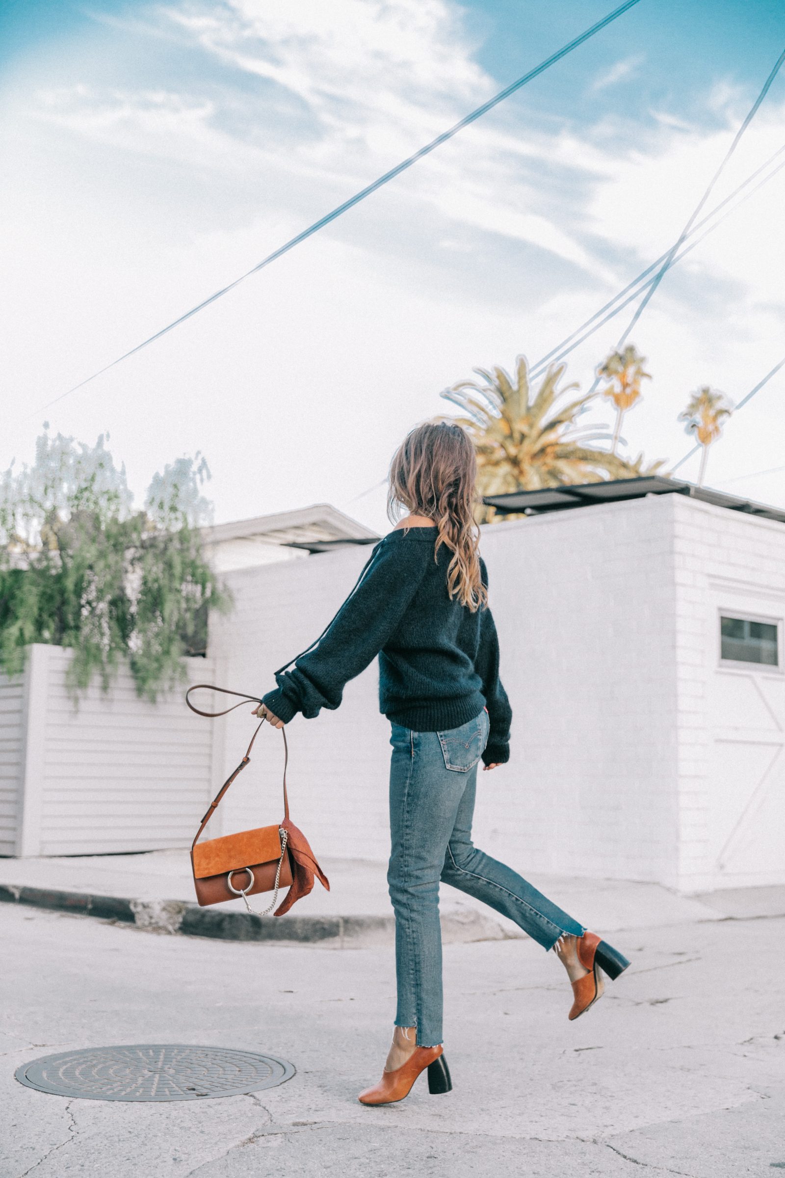 venice_beach-knotted_jumper-levis_jeans-chloe_bag-mango_shoes-horn_necklaces-outfit-street_style-los_angeles-collage_vintage-142
