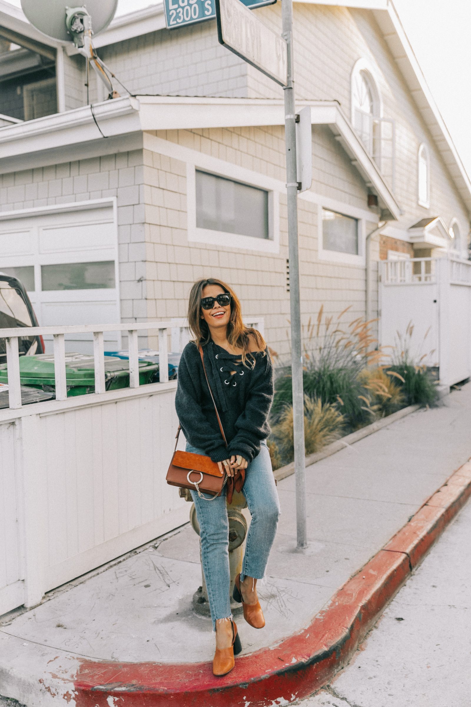 venice_beach-knotted_jumper-levis_jeans-chloe_bag-mango_shoes-horn_necklaces-outfit-street_style-los_angeles-collage_vintage-147